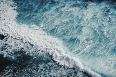 海浪的鸟瞰图
